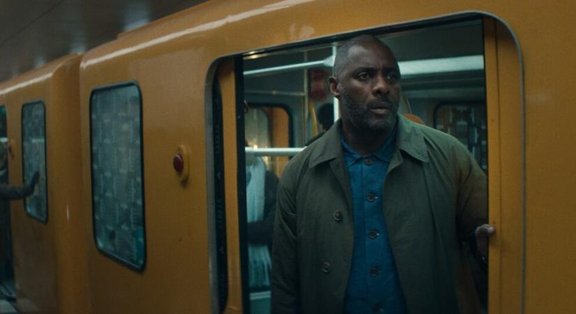 Idris Elba most a berlini metróban esik túszul pár száz utassal, itt Az eltérített járat 2. évadának előzetese
