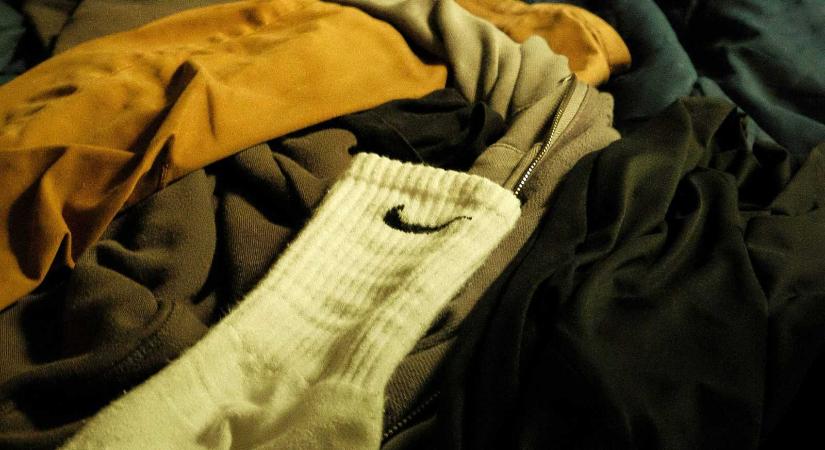 Hamisított ruhákkal kereskedő bűnbandára csaptak le a háromszéki hatóságok