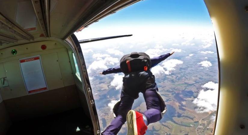 4500 méteren maradt lógva: videón az ejtőernyős baleset