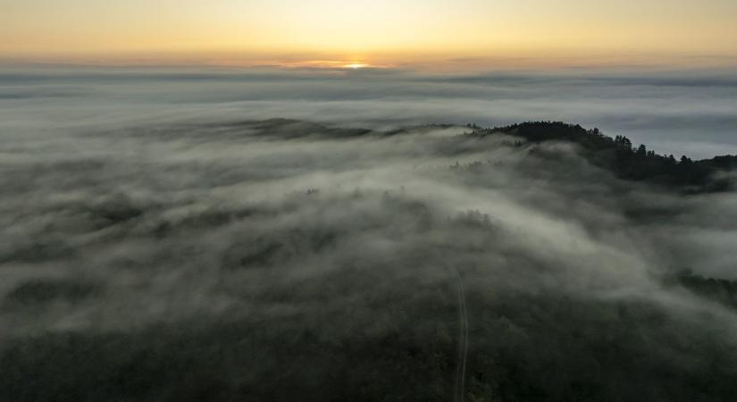 Marad a párás, ködös idő