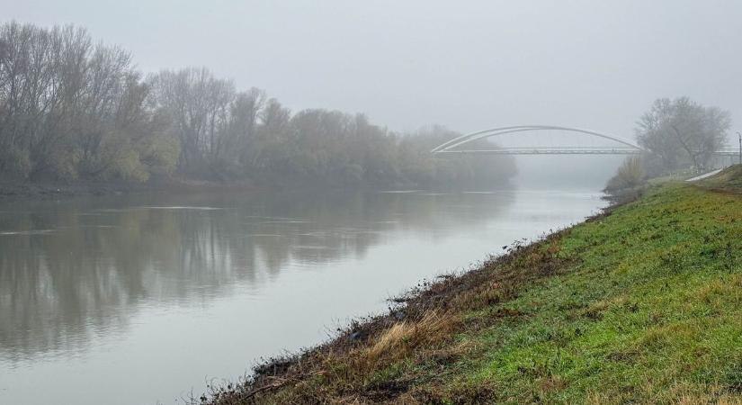 Rá sem ismerni a Tiszára, Szolnoknál így hömpölygött egy téli reggelen – videóval