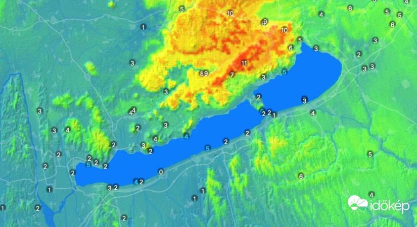 Látványos időjárási kontraszt a Dunántúlon: napsütés a hegyekben, köd a Balaton körül