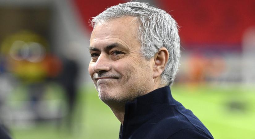 Kiderült, mi lapult José Mourinho szatyrában