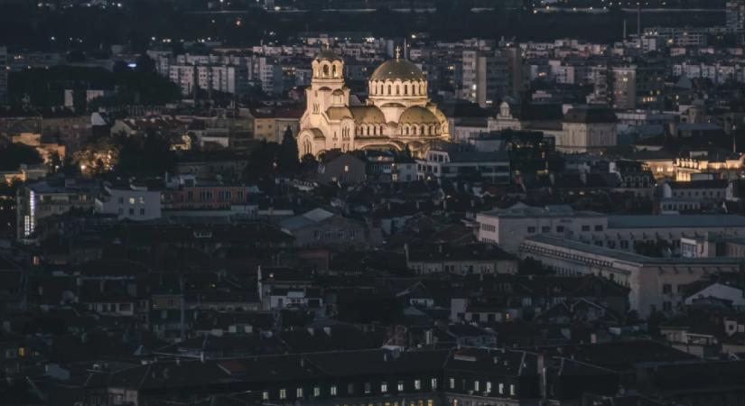 Győztek a tüntetők, lemondott a kormány ebben a régiós országban