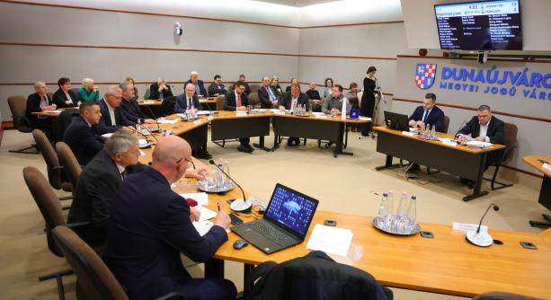 Ünnepi percek után fontos döntések a közgyűlésen