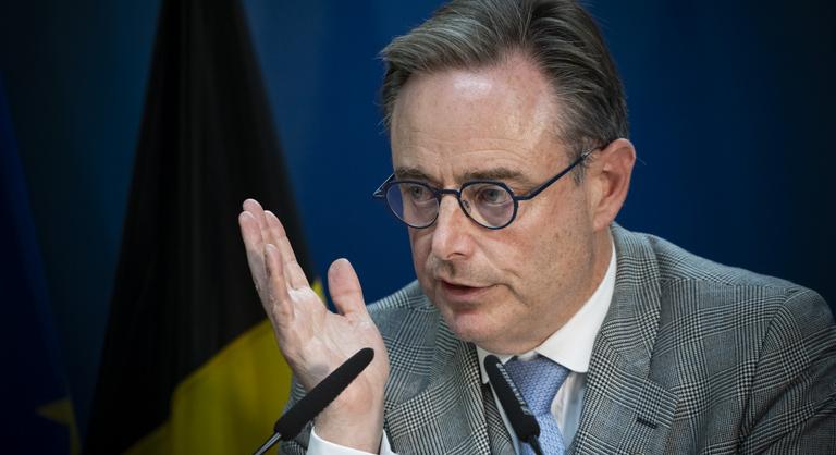 Az Európai Unió megfenyegette a belga miniszterelnököt, Orbán Viktor sorsára juthat, ha nem enged