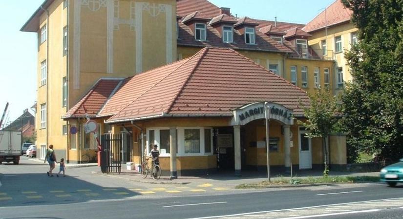 Kötelező a maszk ebben a kórházban Győr-Moson-Sopronban