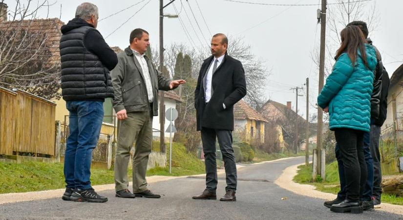 Autósok figyelem! Megújult az utca, de több fekvőrendőr lassítja a közlekedést a zalai faluban