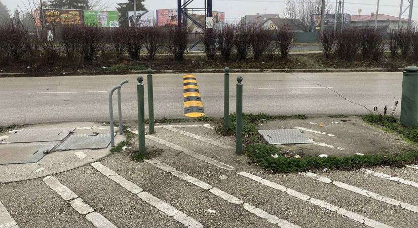 Erre sokan felkapták a fejüket: új fekvőrendőröket raktak le az Auchan parkolójában – fotó, videó