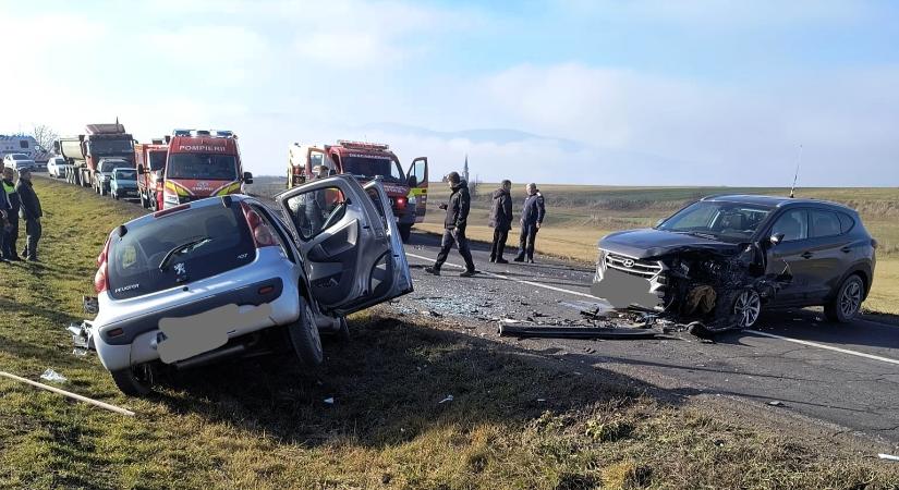 Két autó ütközött össze Hargita megyében – Az egyik áldozat beszorult a roncsokba