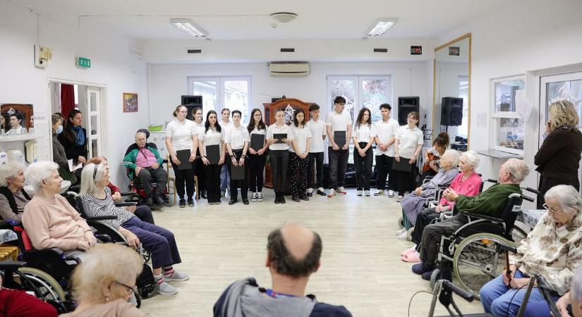 Meghatottan köszönték meg az egri idősek a karácsonyi műsort az andrássysoknak - fotókkal, videóval