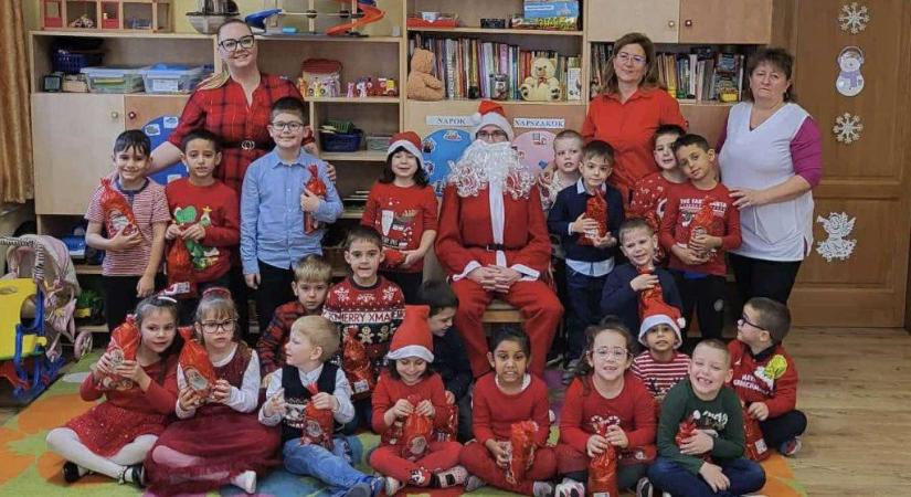 A Heves Városi Óvodák és Bölcsőde intézményeibe is megérkezett a Mikulás