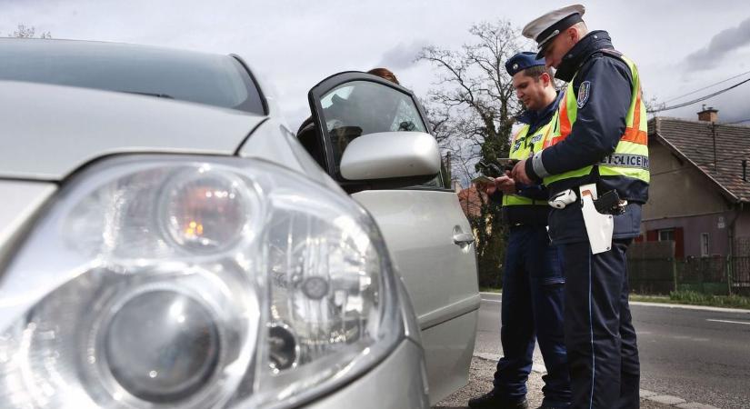 Forradalom az igazoltatásnál: személyi és jogosítvány sem kell már