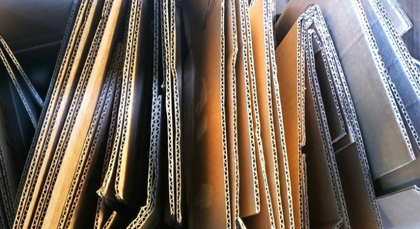 Ne dobd ki az üres kartondobozt: ilyen hihetetlenül látványos kandallót készíthetsz belőle