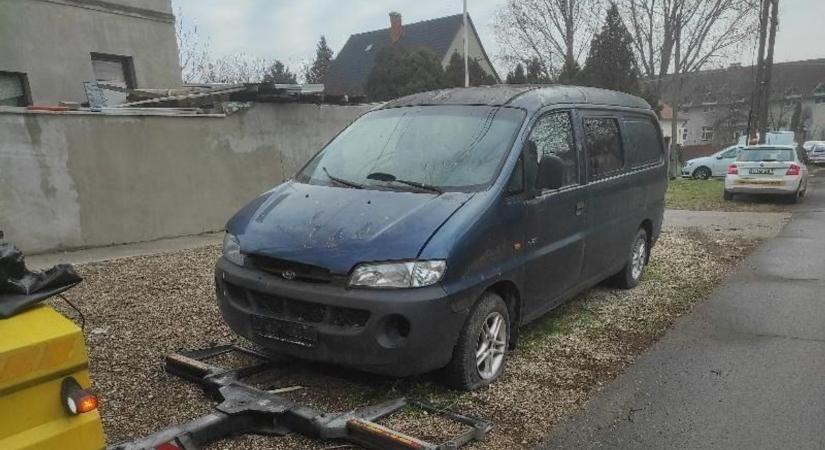 Megéri? Négy darab ezresért csaphatsz le erre a furgonra a győri árverésen - fotó