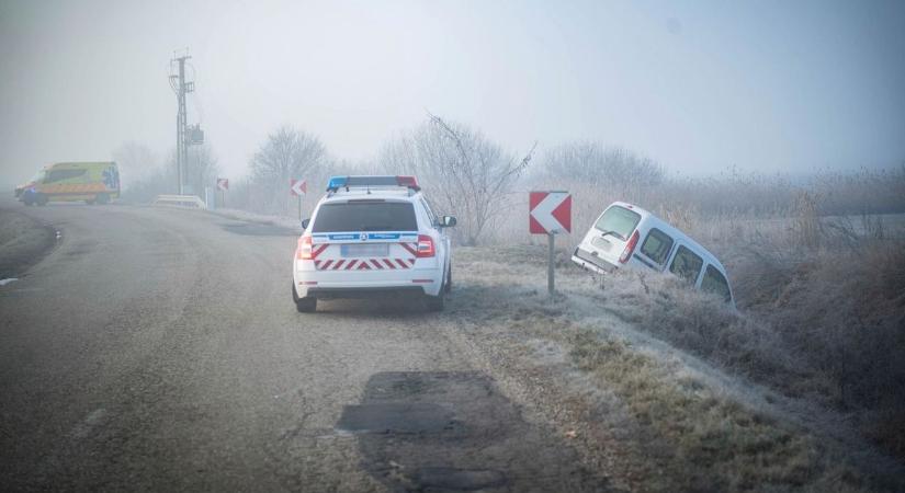 Őrült csütörtök: újabb baleset történt, az árokban kötött ki egy autó