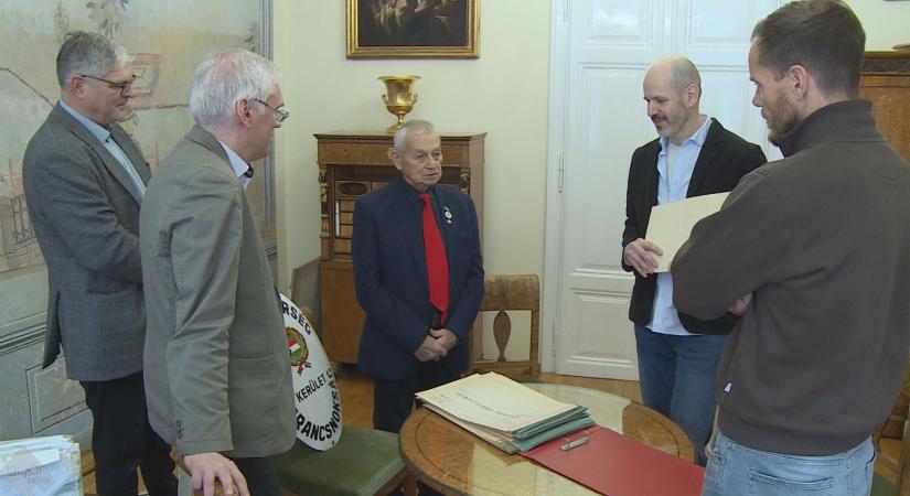 Több ezres gyűjteményét ajánlotta a Rómer Múzeumnak