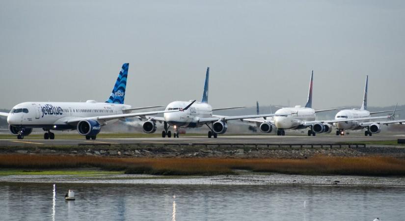 Sokkoló jelenet a repülőtéren – autó száguldott el repülőgépek mellett a taxiúton