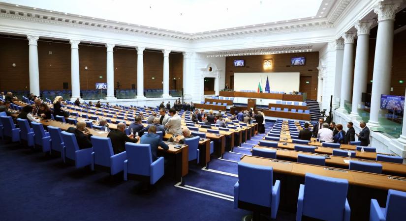 Belebukott a bolgár kormány a tüntetésekbe