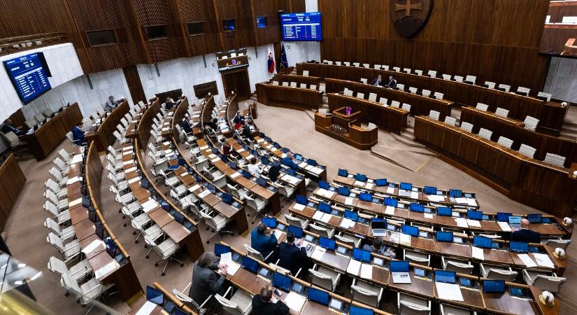 A sípkoncert sem állította meg a koalíciót, 6 hónap járhat a Beneš-dekrétumok megkérdőjelezéséért