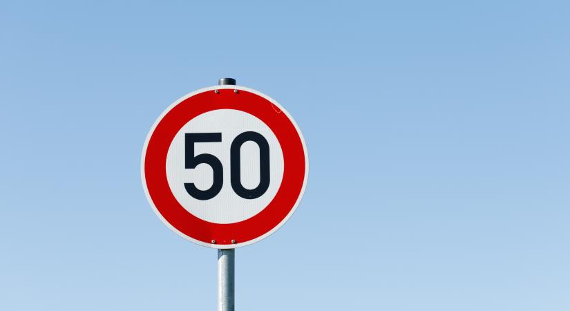 Ennyivel mehetünk 50-es táblánál büntetés nélkül – itt a pontos szabály