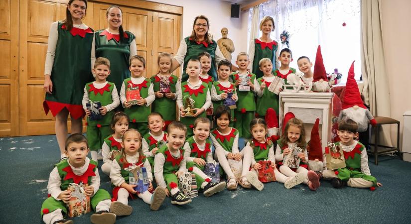 Győri ovisok adtak karácsonyi műsort az időseknek – Videón a bájos ünnepség