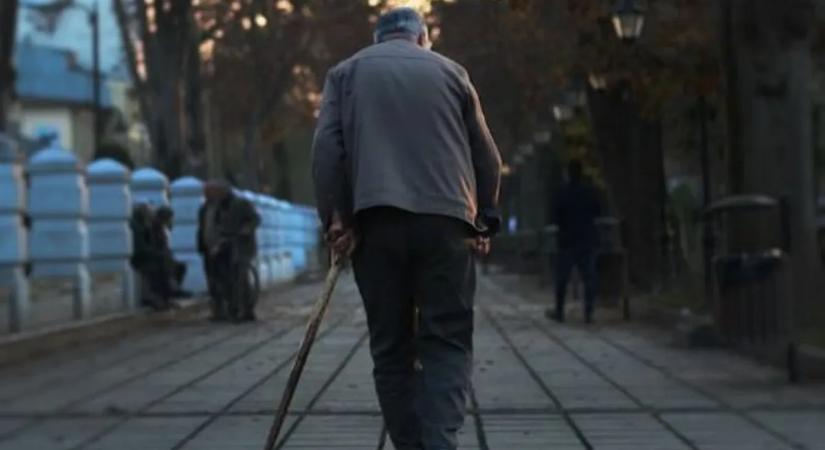 Durva pénzbírsággal sújtottak egy nyugdíjast, mert köpött egyet az utcán