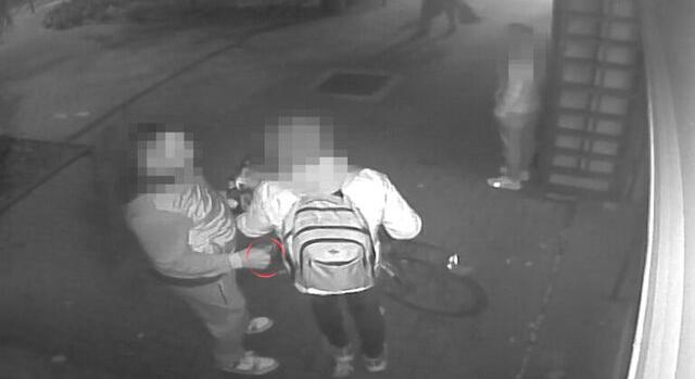 A figyelmét elterelve lopta el a sértett tárcáját a tolvaj - videó