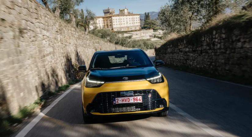 A Toyota legolcsóbb hibridje nem csak ígéri a 3,7 literes átlagfogyasztást, miközben megdöbbentően jól megy