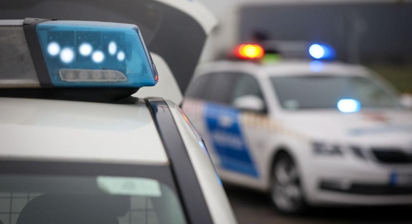 Teljes útlezárás Siófokon, árokba csapódott az autó