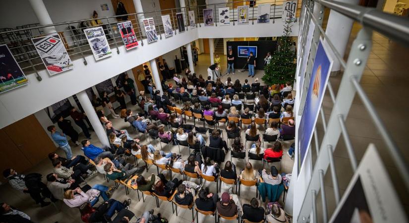 Zsúfolásig telt nyílt napján a Soproni Egyetem, több száz fiatal érkezett