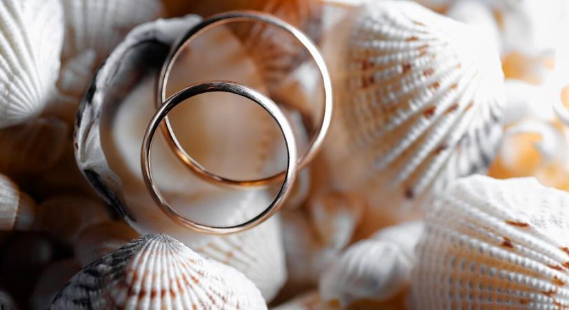 A menyasszony lemondta az esküvőjét, amíg a párja el nem távolítja elhunyt felesége tetoválását