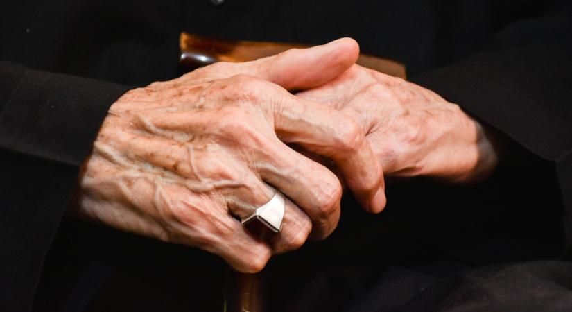 Ez a hölgy 112 éves, van egy 93 éves fia és minden étkezéshez iszik egy pohár bort