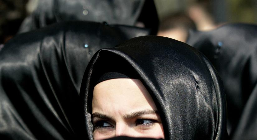 Megszavazta az osztrák parlament a fejkendő betiltását az iskolákban