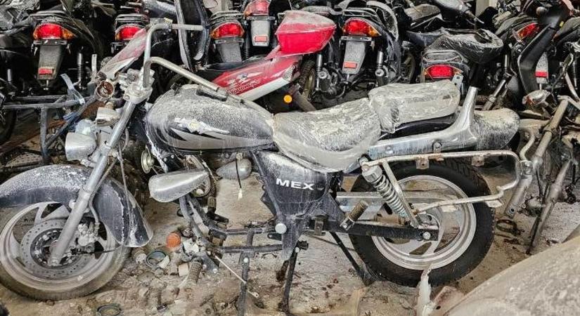 Robogók temetője: különös helyszín egy Fejér vármegyei gyárépületben