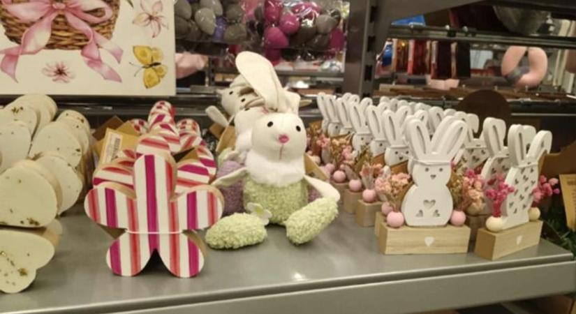 Az ész megáll: már a húsvéti árut pakolják egy fehérvári üzlet polcaira