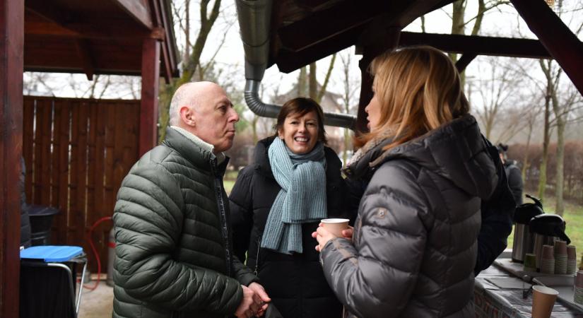 Kenyeret és dobozolt melegételt vittek debreceni képviselők a nagycserei rászorulóknak