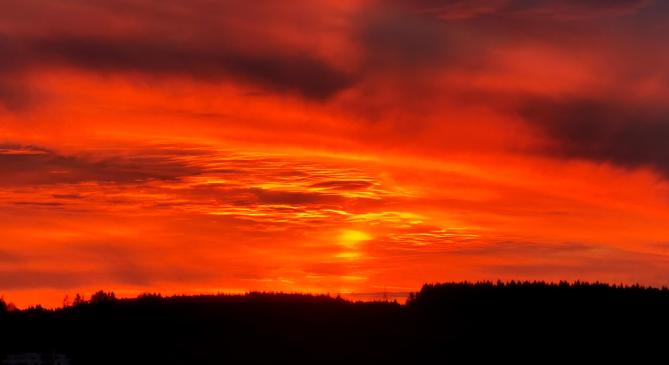 Ahol a napnyugta színei legyőzték a szürkeséget