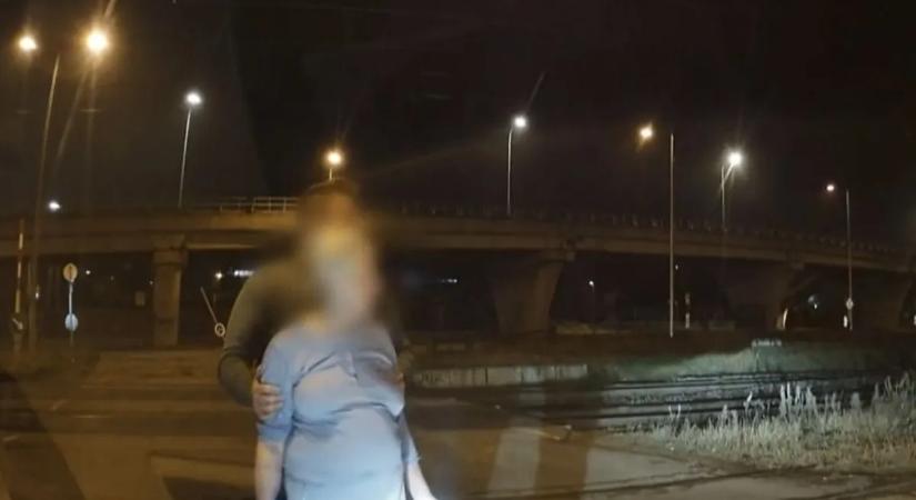 Vonat alá akart ugrani egy idős nő Budapesten, taxisofőr mentette meg