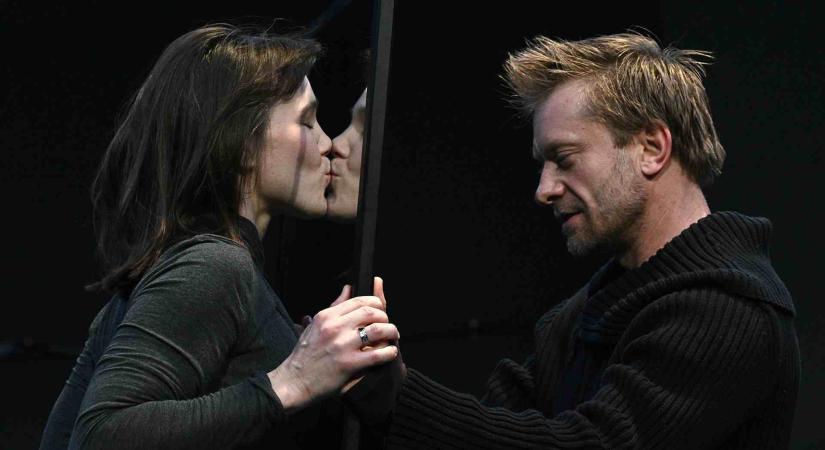 FELKAVART SZENVEDÉLYEK SZÍNHÁZA Ingmar Bergman: Hűtlenek / Radnóti Színház, Eötvös 10