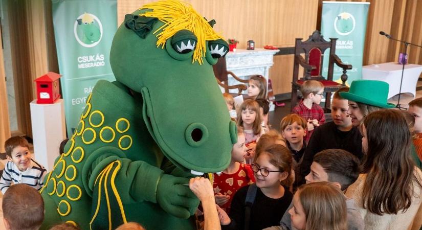 Kedvenc meséjével varázsolta el a Meserádiót a tatai anyuka