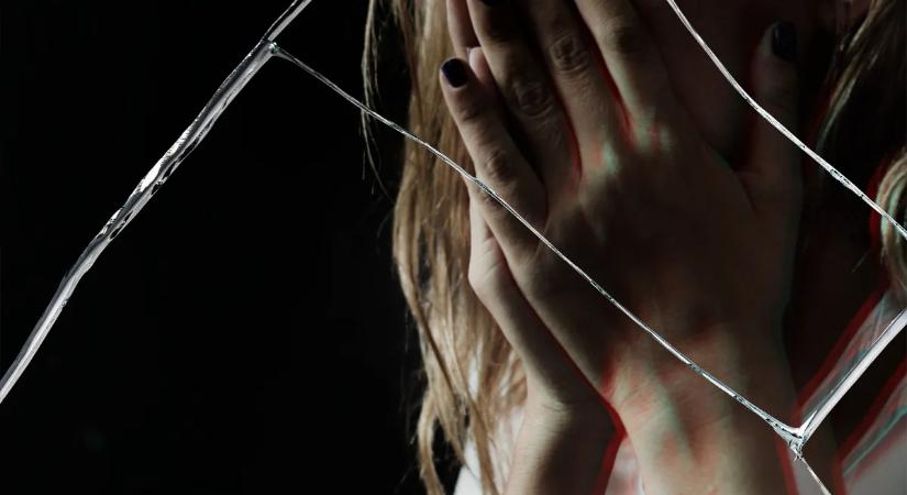 Öncsonkításra buzdítottak sebezhető lányokat: hátradőlve nézték, ahogy tönkremegy az életük