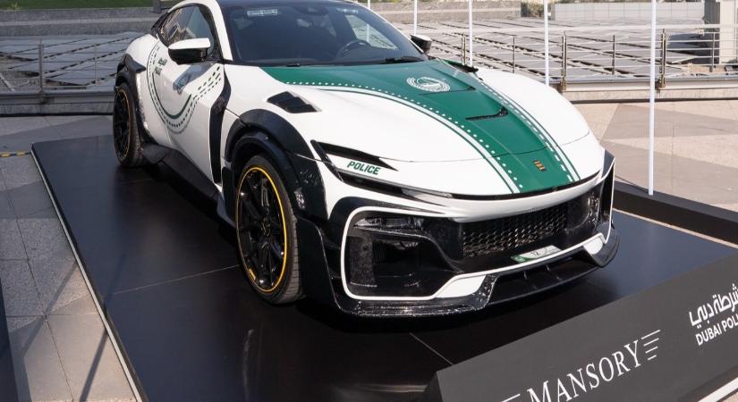 Ferrarival járőröznek a rendőrök - fotók