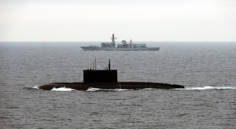 Nő a feszültség – napokon át követtek a britek egy idegen tengeralattjárót