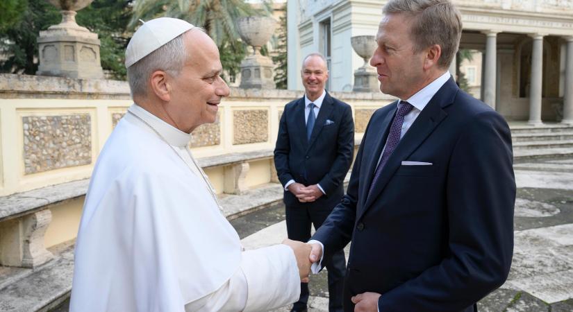 500 lóerős villanyautót kapott a pápa