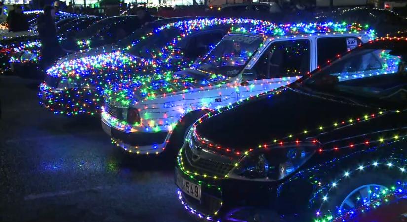 Fényautók lepték el Maglódot – így ragyogta be az éjszakát a különleges felvonulás!