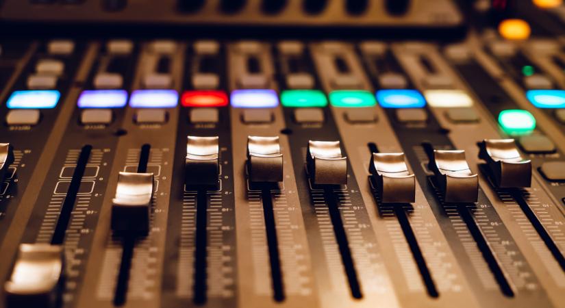 A Rádió 1-et 11 millióra büntette az NMHH egy dal miatt