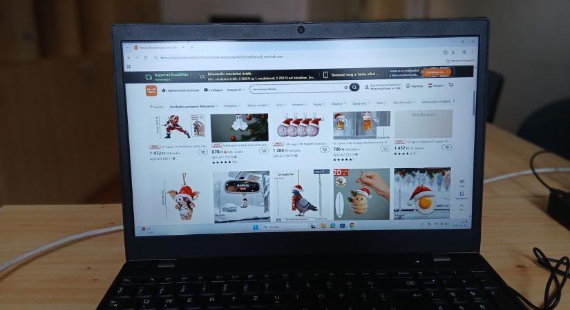 Vécén ülő kakas mint karácsonyfadísz? Más őrültségeket is kínál a Temu az ünnepre, mutatjuk!