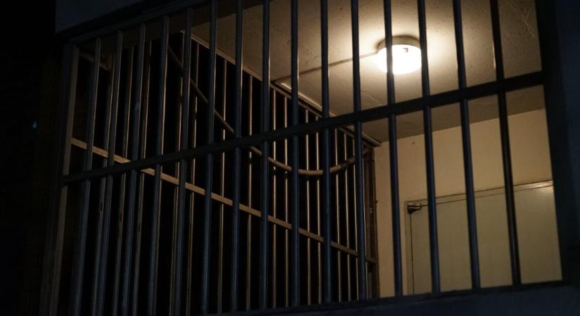 Fojtogatni kezdett egy rabot a börtönben egy volt seriffhelyettes