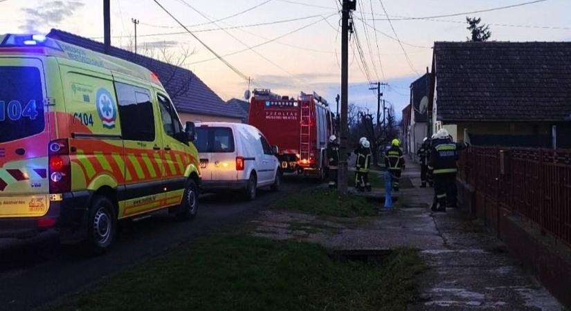 Életmentés Szentlőrincen: az ablakon keresztül hatoltak be a tűzoltók (FOTÓVIDEÓ)